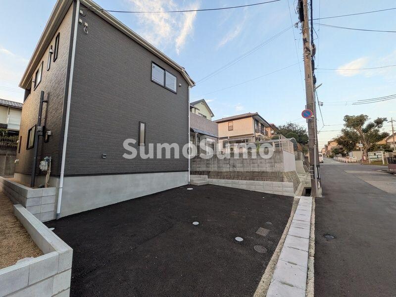 物件外観写真2　(駐車場に車を止められます)