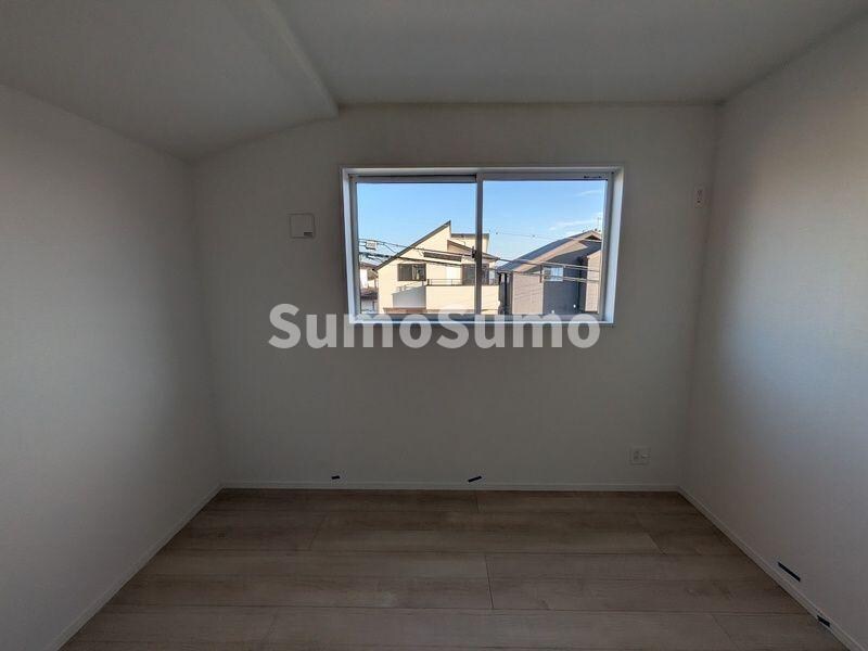 物件内観写真7　(広くて明るい寝室)