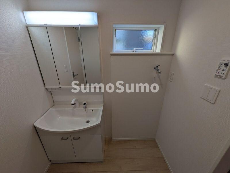 物件内観写真10　(ゆったりとスペースのある洗面所)