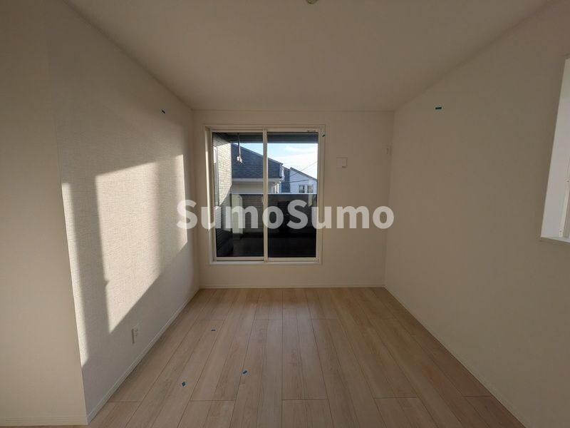 物件内観写真18　(こちらの居間で趣味の時間をお楽しみください)