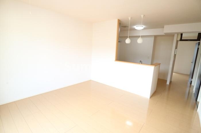 物件内観写真4　(ゆったりとしたリビングです)