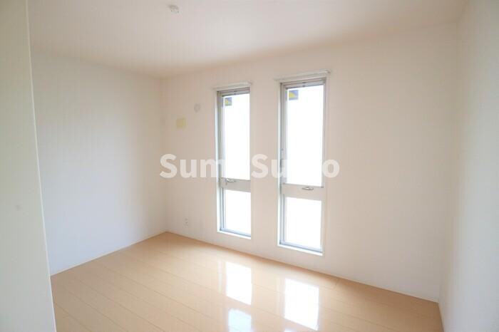 物件内観写真6　(落ち着いた色調の寝室です)