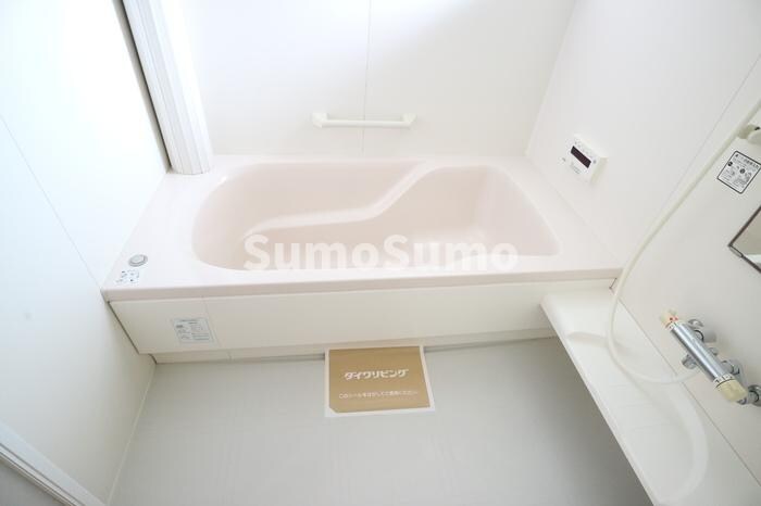 物件内観写真7　(日々の疲れを癒すお風呂付です)