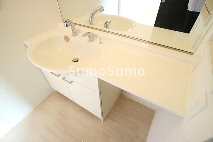 物件内観写真8　(ゆったりとスペースのある洗面所)