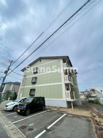 物件外観写真2　(駐車スペースもあります)