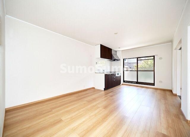 物件内観写真4　(こちらのリビングで趣味の時間をお楽しみください)