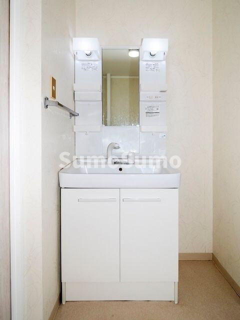 物件内観写真8　(明るい洗面所です)