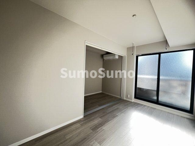 物件内観写真11　(こちらのリビングで趣味の時間をお楽しみください)