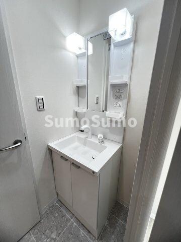 物件内観写真17　(独立洗面台、小物を置くことができて便利です)