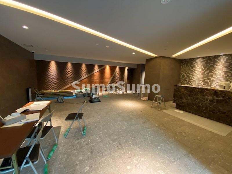 物件外観写真2　(ゆとりのあるロビーです)