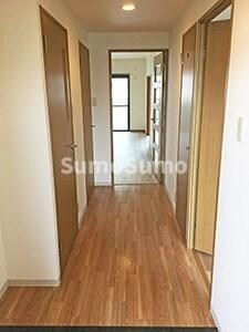 物件内観写真4　(ゆったりとした玄関です)