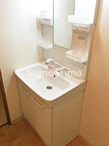 物件内観写真10　(独立洗面台あり、毎朝おしゃれに忙しい女性の方におすすめです)