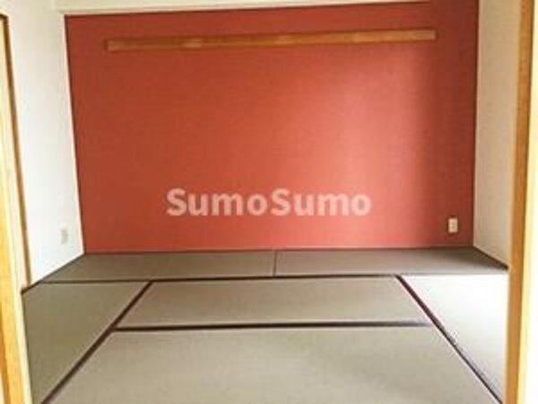 和室(畳の上でゆっくりとくつろげる和室です)