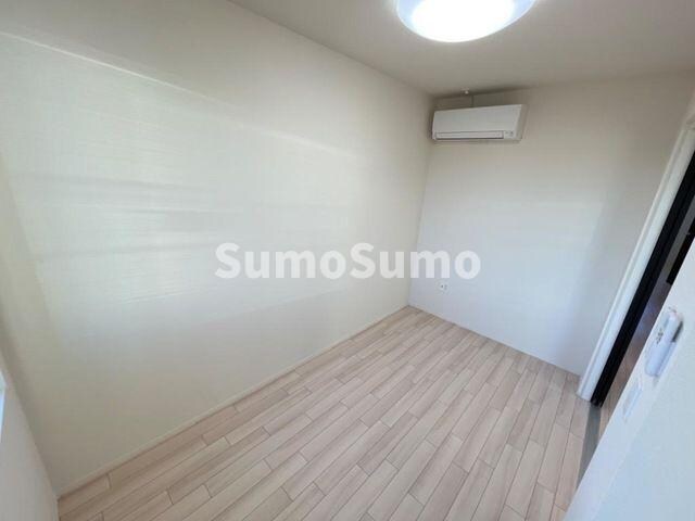 物件内観写真15　(落ち着いた色調の洋室です)