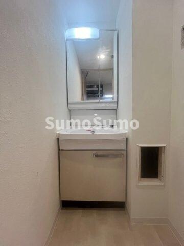 物件内観写真11　(朝の支度にも助かる、独立の洗髪洗面化粧台)