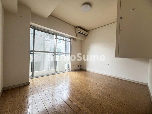 居室(こちらのリビングで趣味の時間をお楽しみください)