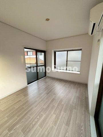 物件内観写真4　(こちらのリビングで趣味の時間をお楽しみください)