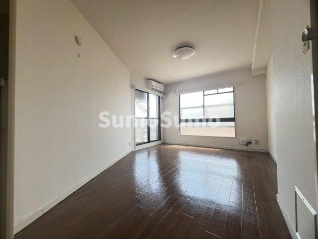 物件内観写真5　(ゆったりとしたリビングです)