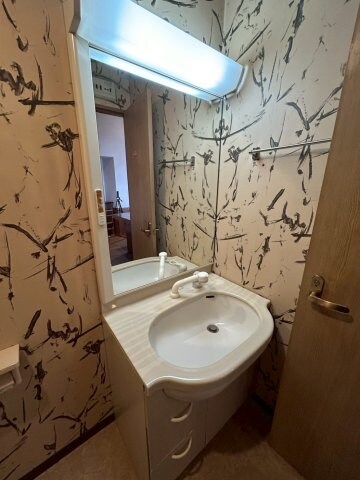 物件内観写真22　(広い洗面スペース)