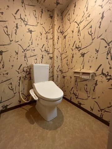 物件内観写真23　(ゆったりとした空間のトイレです)