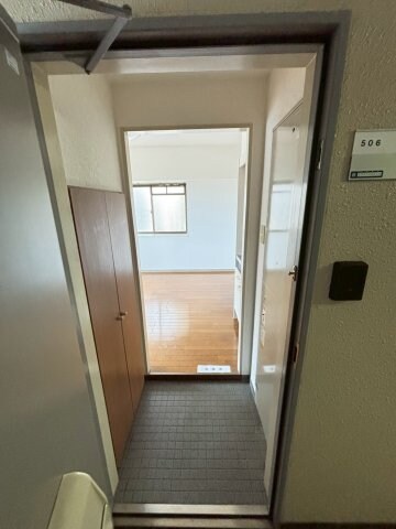 物件内観写真3　(ゆとりのあるエントランスです)