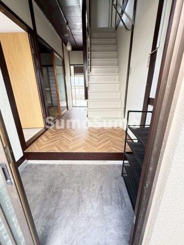 物件内観写真3　(収納もある玄関です)