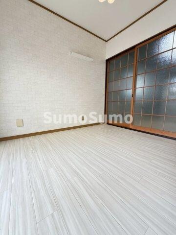 物件内観写真7　(広くて明るい寝室)