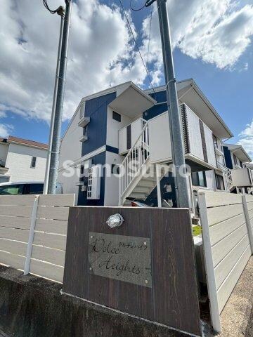 物件外観写真1　(外観は落ち着いています)