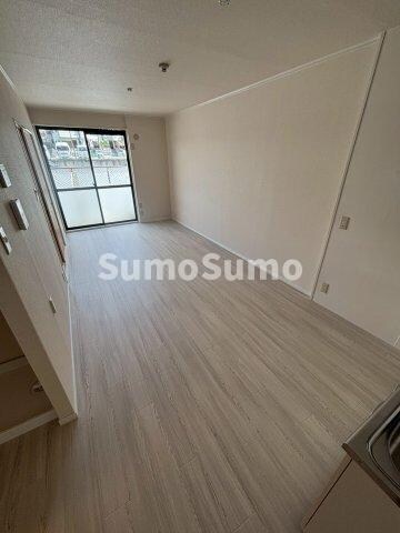 物件内観写真4　(こちらのリビングで趣味の時間をお楽しみください)