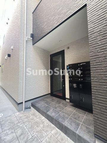 物件外観写真2　(落ち着いたエントランスです)