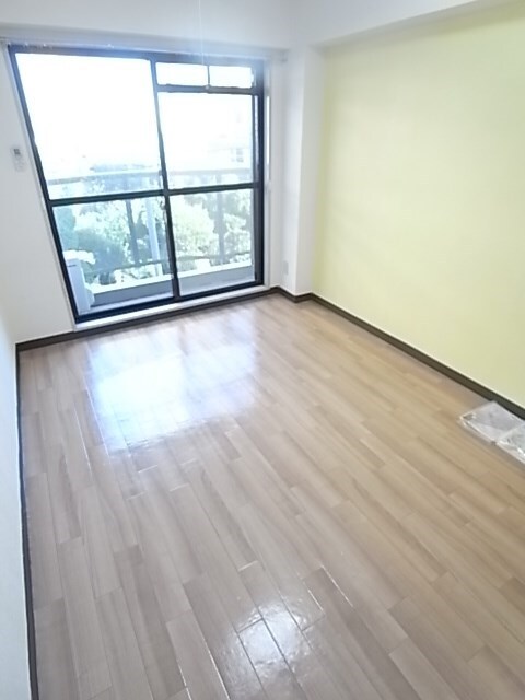 物件内観写真4　(こちらのリビングで趣味の時間をお楽しみください)