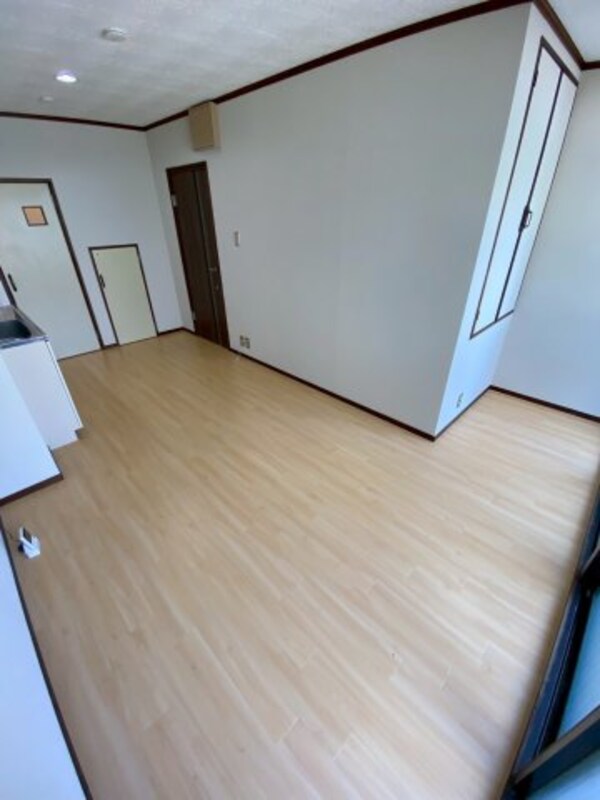 居室(こちらのリビングで趣味の時間をお楽しみください)
