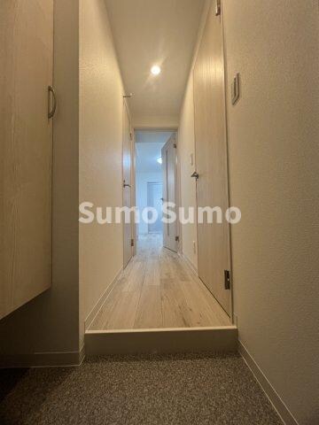 物件内観写真4　(明るい玄関です)