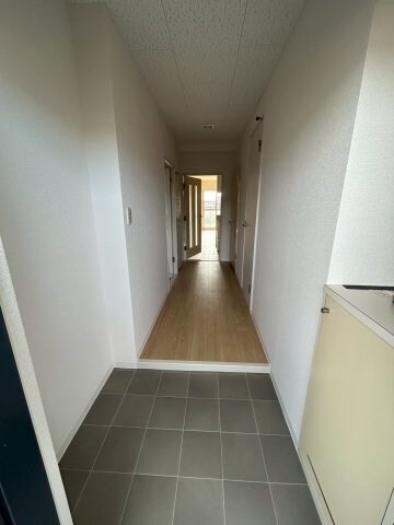 物件内観写真4　(収納もある玄関です)