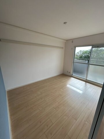 物件内観写真24　(開放的な寝室です)