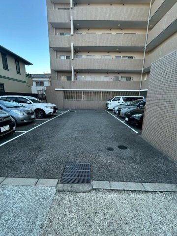 物件外観写真3　(駐車場があるので、車を買う予定の方も安心です)