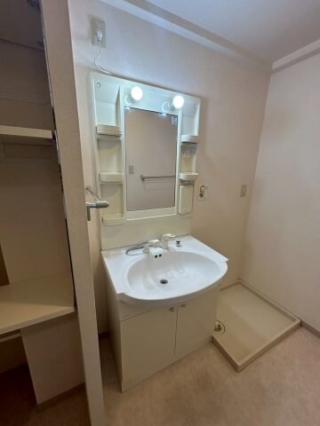 物件内観写真16　(独立洗面台で身支度をすべて済ませてしまいましょう)