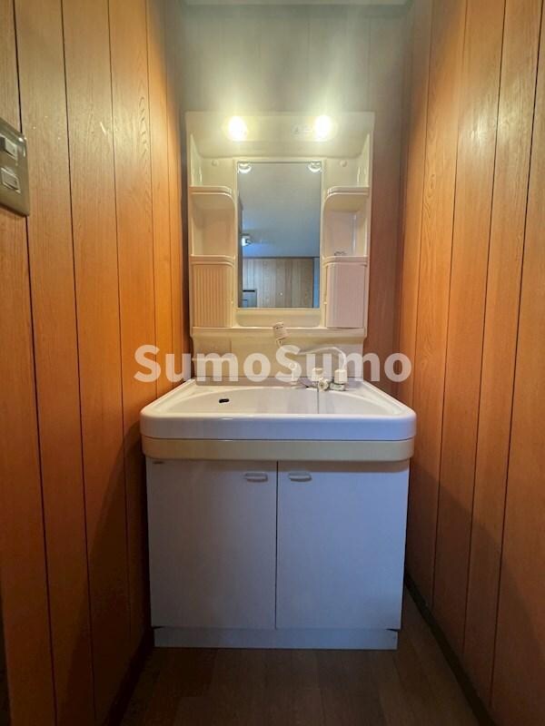 物件内観写真10　(朝の支度にも助かる、独立の洗髪洗面化粧台)