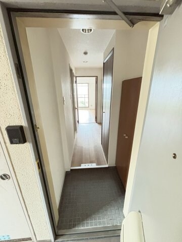物件内観写真3　(ゆとりのあるエントランスです)
