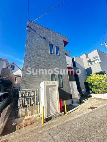 物件外観写真2　(外観は落ち着いています)