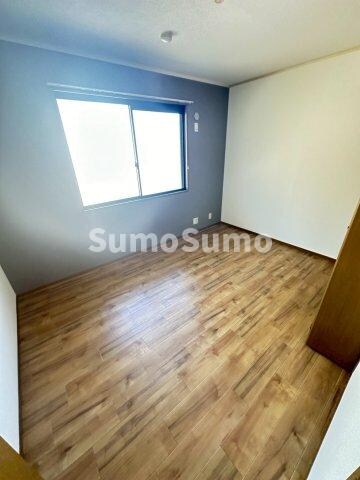 物件内観写真7　(落ち着いた色調の寝室です)