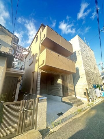 物件外観写真1　(落ち着いた雰囲気の外観です)