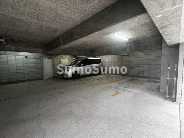 物件外観写真2　(車をお持ちの方に嬉しい駐車場付きの物件です)