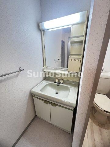 物件内観写真5　(独立洗面化粧台が付いています)