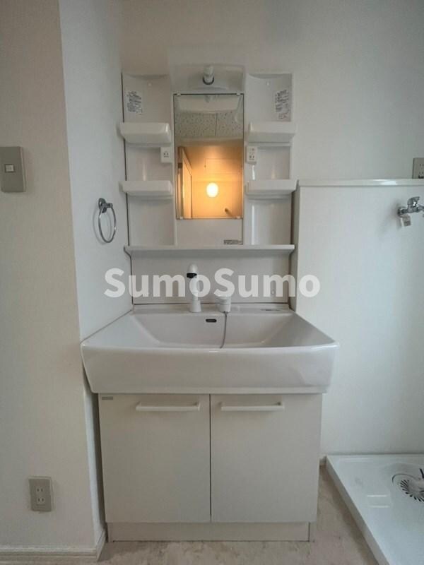 物件内観写真10　(ゆったりとスペースのある洗面所)