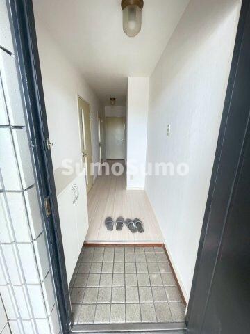 物件内観写真5　(明るい玄関です)