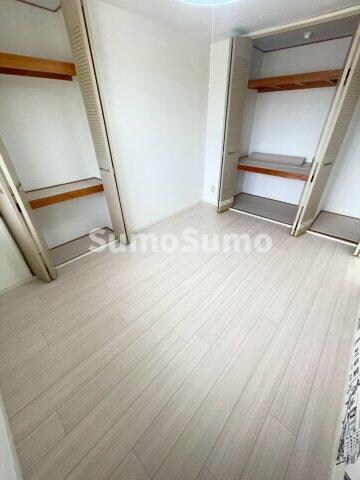 物件内観写真9　(広くて明るい寝室)