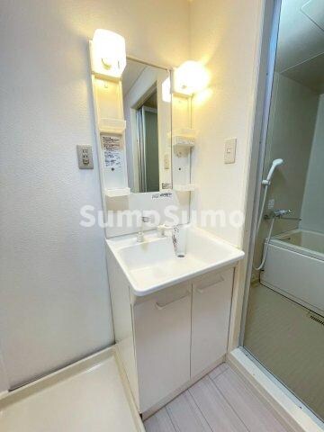 物件内観写真12　(広い洗面スペース)