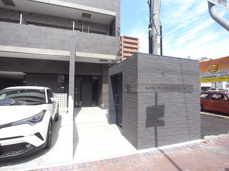 物件外観写真2　(清潔なエントランスです)