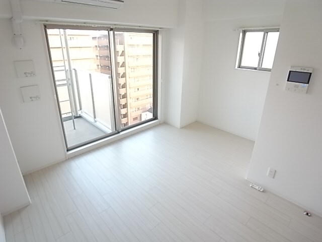 物件内観写真6　(こちらのリビングで趣味の時間をお楽しみください)